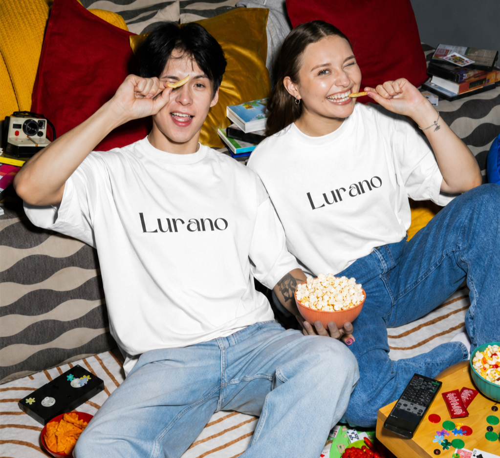 Das Lurano-Team trägt weiße Lurano-T-Shirts